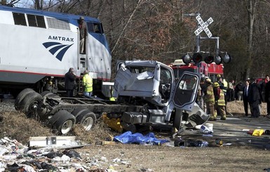 В США поезд с конгрессменами протаранил мусоровоз, погиб человек