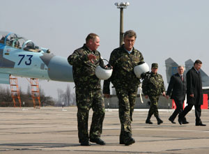 Ющенко «оседлал» перехватчик Су-27 