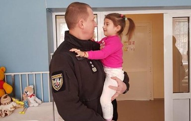 В Днепре врачам удалось спасти дочку лейтенанта полиции, спасшего Мариуполь от теракта