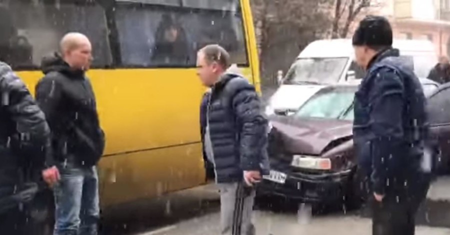 В Ивано-Франковске пьяный водитель устроил массовое ДТП