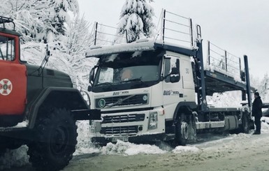 Трассу Киев-Чоп замело снегом, образовались пробки