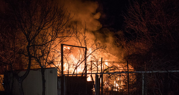 На Осокорках в Киеве ночью сгорел жилой дом