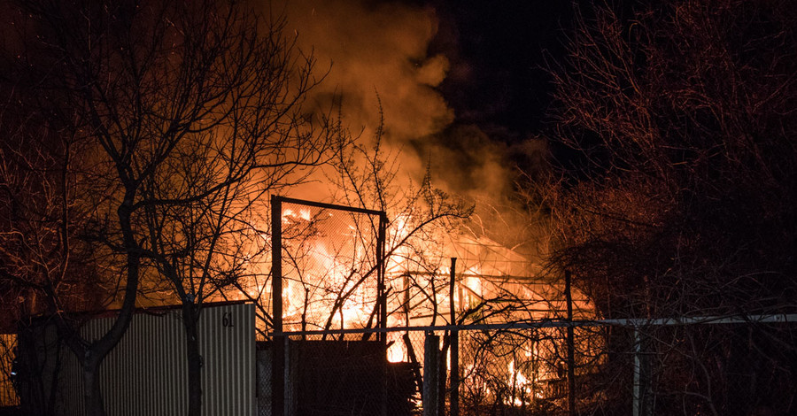 На Осокорках в Киеве ночью сгорел жилой дом