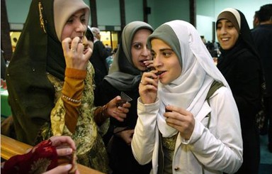 В Турции мусульман призвали есть и пить только правой рукой
