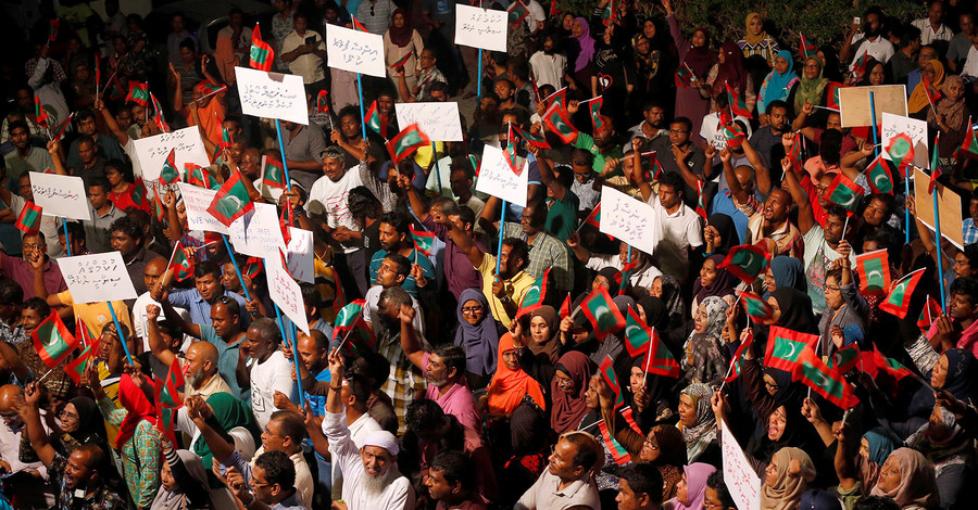 Чем грозит туристам чрезвычайное положение на Мальдивах