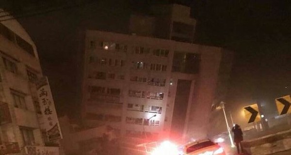 Во время землетрясения на Тайване обрушился отель