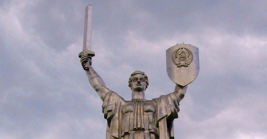 Cо щита памятника Родина-мать хотят снять герб СССР