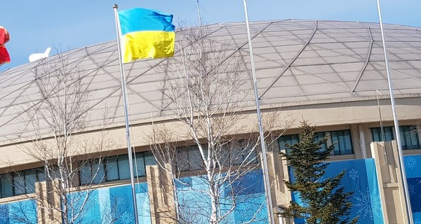 Наши на Олимпиаде: задарили подарками и подняли флаг Украины