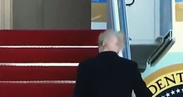 Ветер обнажил лысину президента США