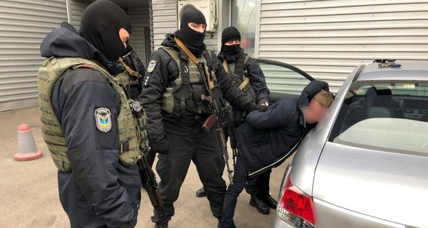 Сотрудников Миграционной службы поймали на наркоторговле