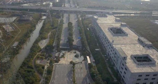 В Китае автотрасса обрушилась над метро
