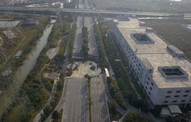 В Китае автотрасса обрушилась над метро
