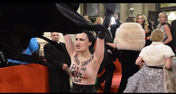 Активистка Femen попыталась помешать прибытию Порошенко на Венский бал