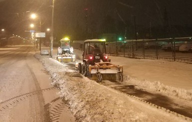 С вечера дороги Киева расчищали от снега 270 единиц техники и 29 бригад ручной уборки