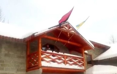 На Прикарпатье поляка заставили поднять снятый им флаг ОУН