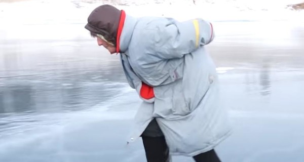 На Байкале 76-летняя пенсионерка ездит на коньках из-за отсутствия транспорта