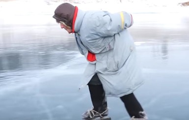 На Байкале 76-летняя пенсионерка ездит на коньках из-за отсутствия транспорта