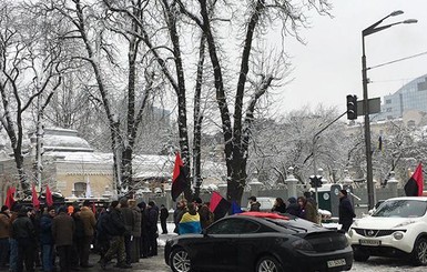 В Киеве начался очередной автопробег к дому Порошенко