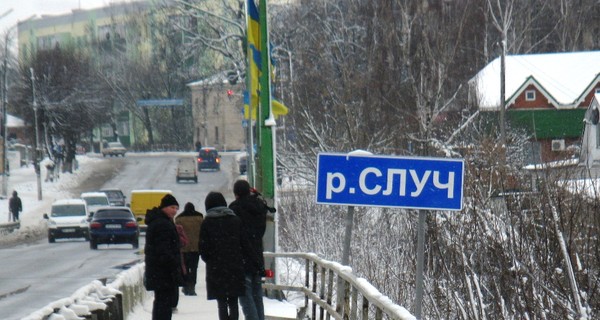 В Новограде-Волынском четверо школьников спасли парня, собиравшегося прыгнуть с моста вслед за другом