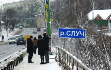 В Новограде-Волынском четверо школьников спасли парня, собиравшегося прыгнуть с моста вслед за другом