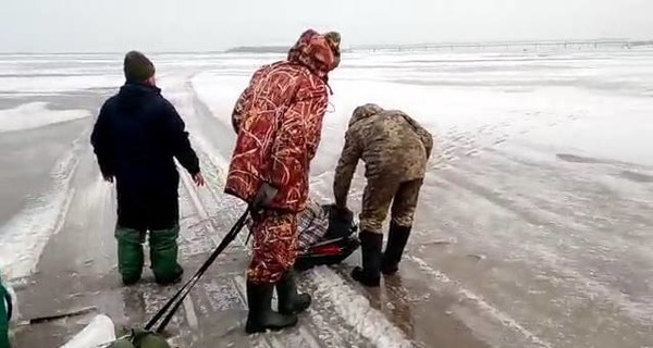 В Черкасской области спасателей оставили вместо спасенных рыбаков на льдине