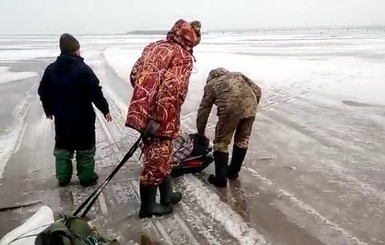 В Черкасской области спасателей оставили вместо спасенных рыбаков на льдине