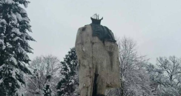 На Львовщине за сутки разыскали вандалов, обезглавивших памятник Шевченко
