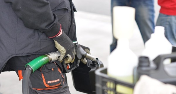 Бензин начал дешеветь вслед за долларом: какую цену ждать к концу февраля?