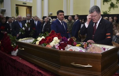На церемонии прощания Порошенко рассказал о последней встрече с Поповичем 