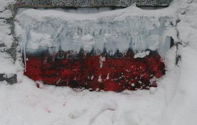 В Харькове памятник УПА разрисовали в цвета флага Польши 