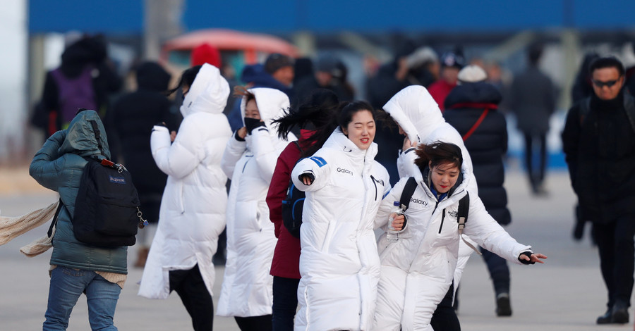 На Олимпиаде ветер сносит людей, соревнования с украинками перенесли