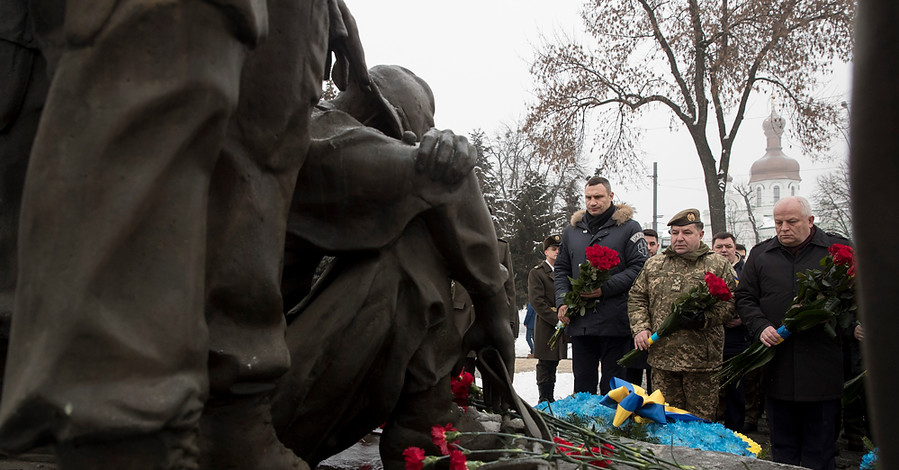 Кличко возложил цветы к памятнику воинам-интернационалистам в Киеве