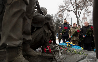 Кличко возложил цветы к памятнику воинам-интернационалистам в Киеве
