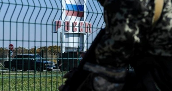 На админгранице с Крымом российские пограничники ликвидируют блок-посты