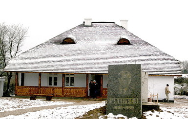 В родном селе Степана Бандеры повредили его музей