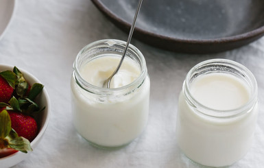 Ученые рассказали, почему нужно съедать две порции йогурта в неделю 