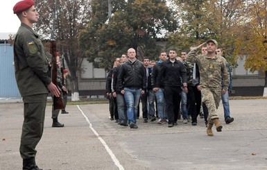 Порошенко подписал указ об увольнении в запас срочников