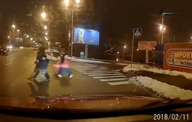 В сети обсуждают женщин, которые повели детей через шестиполосную  дорогу в Киеве 