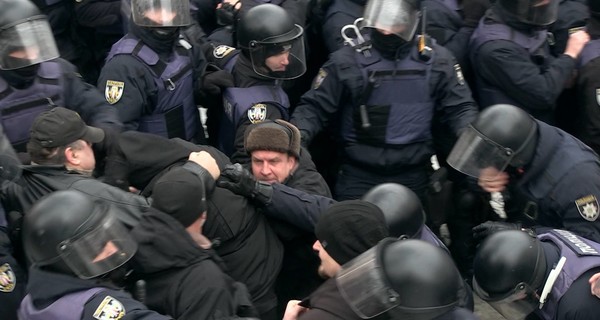 У стрелявшего в полицейского под судом отобрали наградной пистолет