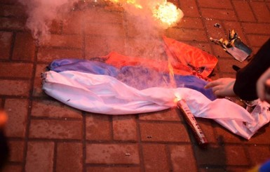 В Киеве националисты ворвались в здание Россотрудничества и сожгли флаг РФ