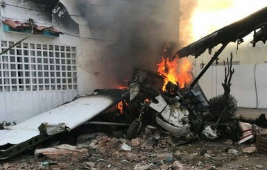  В Венесуэле на жилой дом упал самолет
