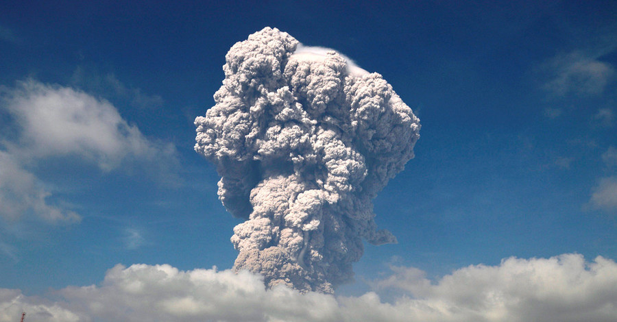 Извержение вулкана на Суматре уничтожило вершину горы 