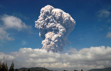 Извержение вулкана на Суматре уничтожило вершину горы 