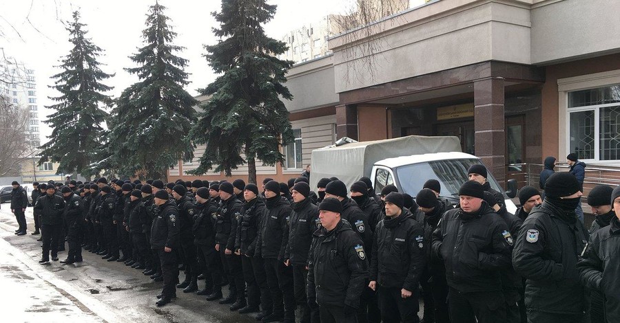 В Киеве сотня полицейских-спецназовцев пикетировала Соломенский суд 