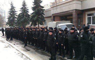 В Киеве сотня полицейских-спецназовцев пикетировала Соломенский суд 