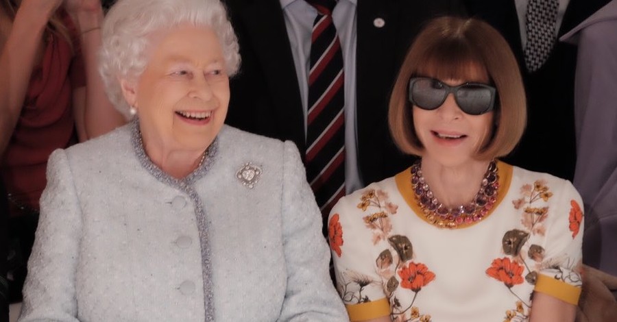Королева Елизавета II впервые за 66 лет посетила модный показ в Лондоне