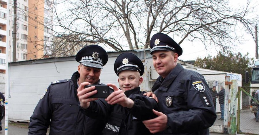 14-летний одессит собрал больше тысячи снимков с полицейскими