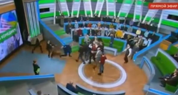 Видео: на телешоу в России ведущий устроил драку с украинским экспертом 