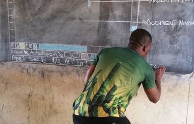 В сельской школе Ганы дети изучают компьютерные программы на школьной доске