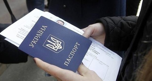 Миграционная служба начала проверять законность выдачи украинских паспортов иностранцам